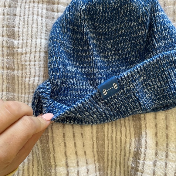 Knitted blue Barbella beanie - Picture 2 of 4